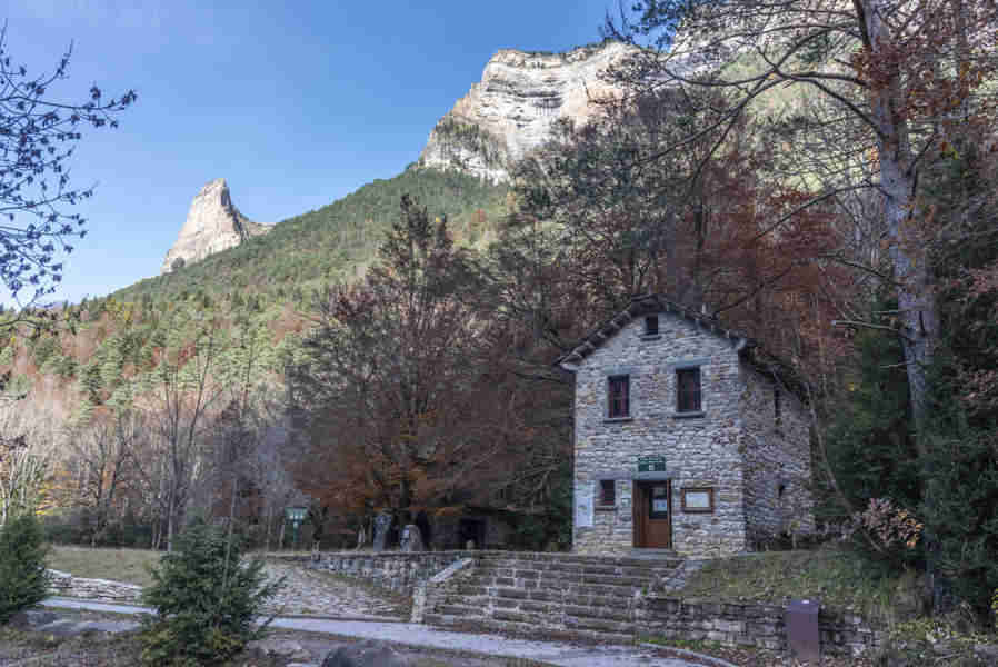 Huesca - parque nacional de Ordesa y Monte Perdido - valle de Ordesa 05 - pradera de Ordesa - oficina informacion.jpg